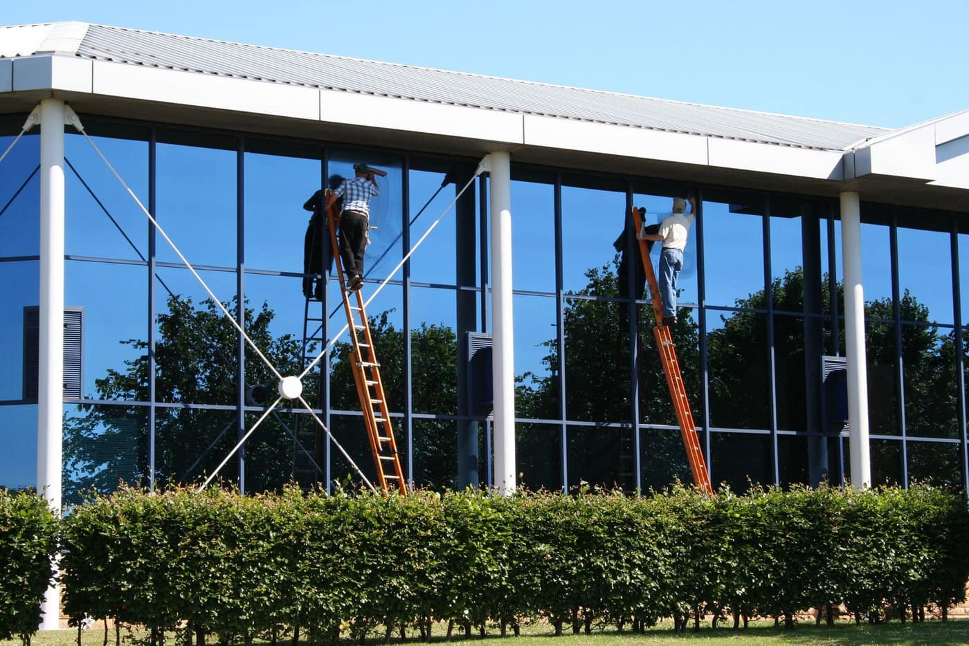 Team der Monreal Gebäudereinigung bei der Arbeit