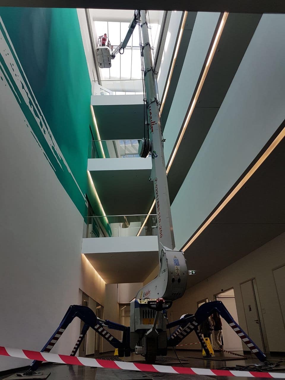 Steigerarbeiten am Gebäude des DZNE
