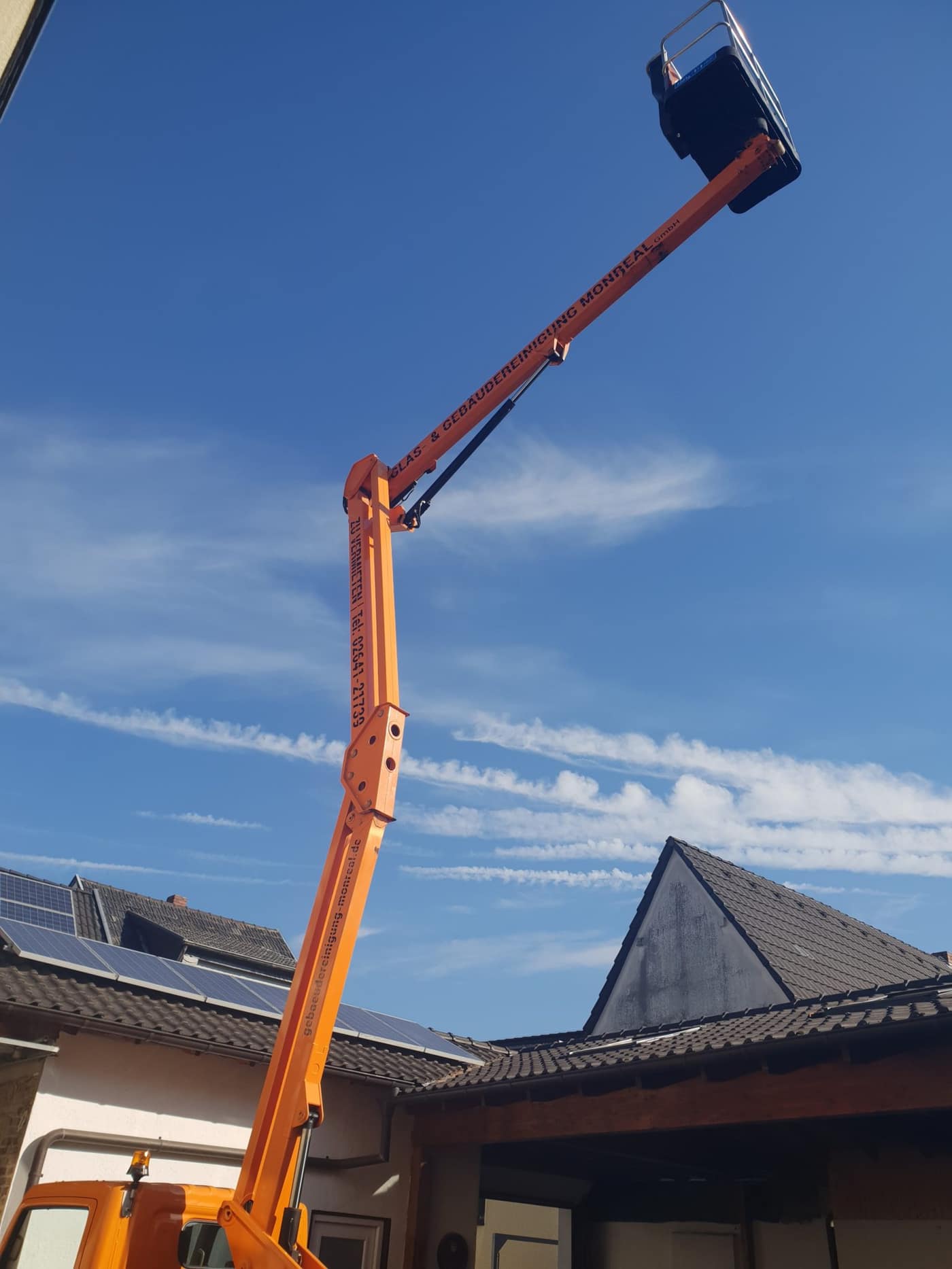 Mobile Arbeitsbühne mit ausgefahrenem Teleskoparm und Arbeitskorb